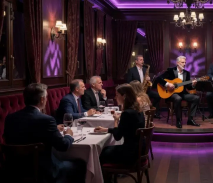 Escenario con iluminación violeta y atmósfera de música en vivo