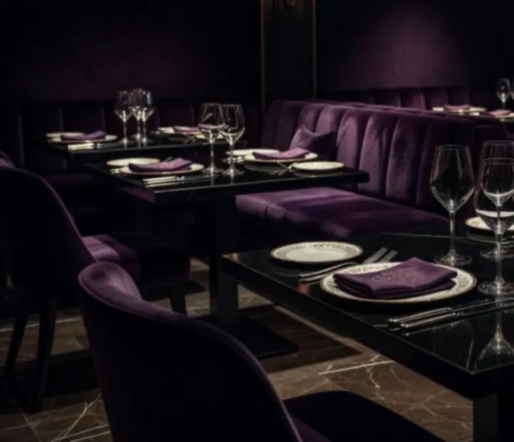 Mesa de restaurante nocturno elegantemente iluminada con vajilla de alta gama