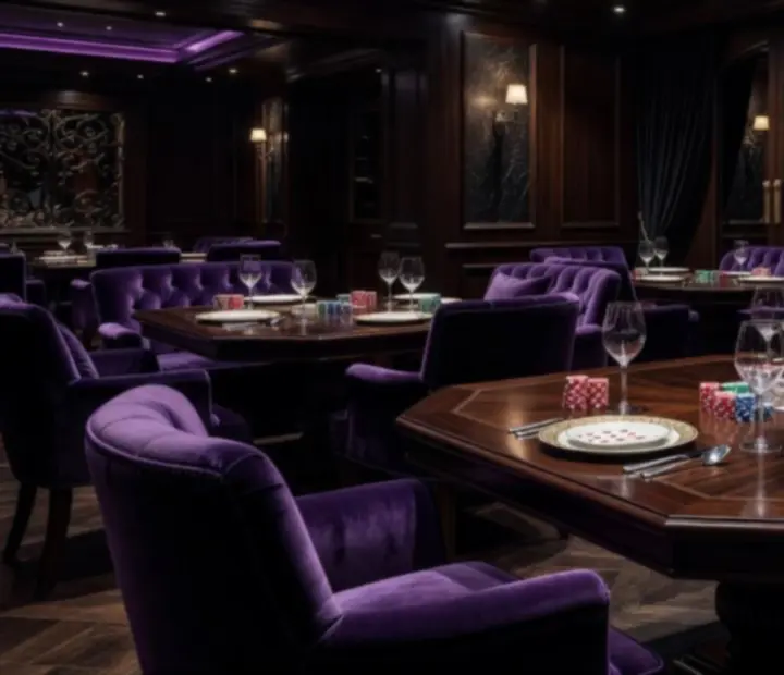 Lounge de póker con iluminación tenue y mesas elegantes