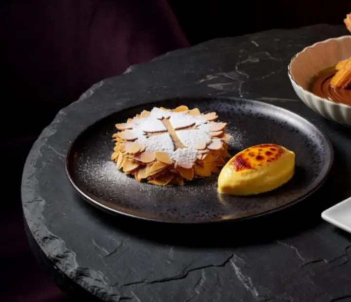 Mesa con postres de autor en un entorno bistró nocturno
